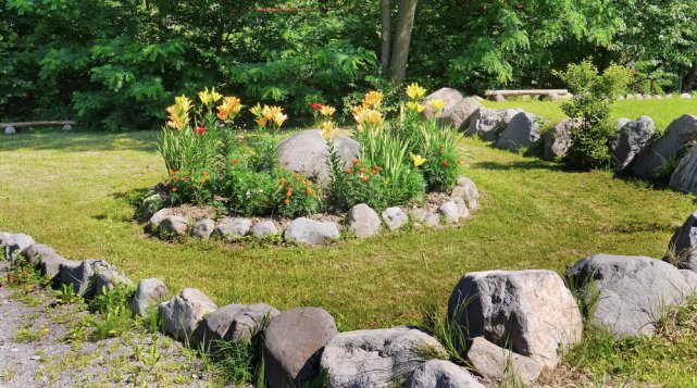 15 великолепных идей, как с помощью обычных камней добавить красоты на садовый участок